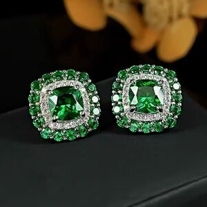 💚 NEW stunning emerald green crystal stud earrings 💚